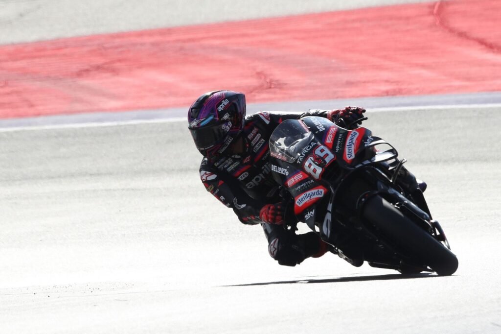 Martin claims sprint win after Acosta crashes out