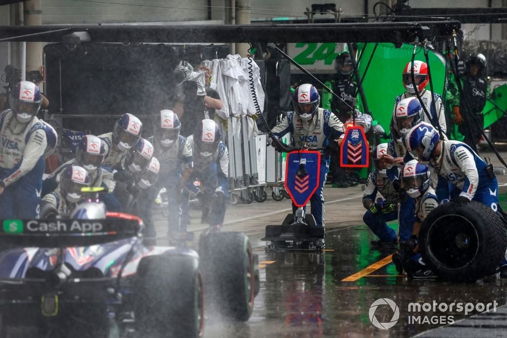 Yuki Tsunoda, RB F1 Team VCARB 01, makes a pit stop