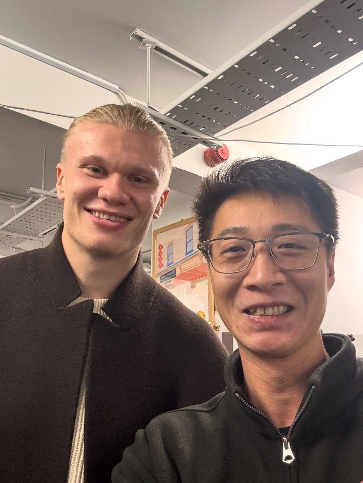 Footballer Erling Haaland taking a selfie with a restaurant staff member.