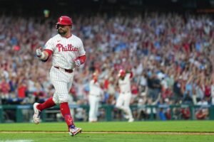 Kyle Schwarber reportedly signing $150m deal to remain with Phillies