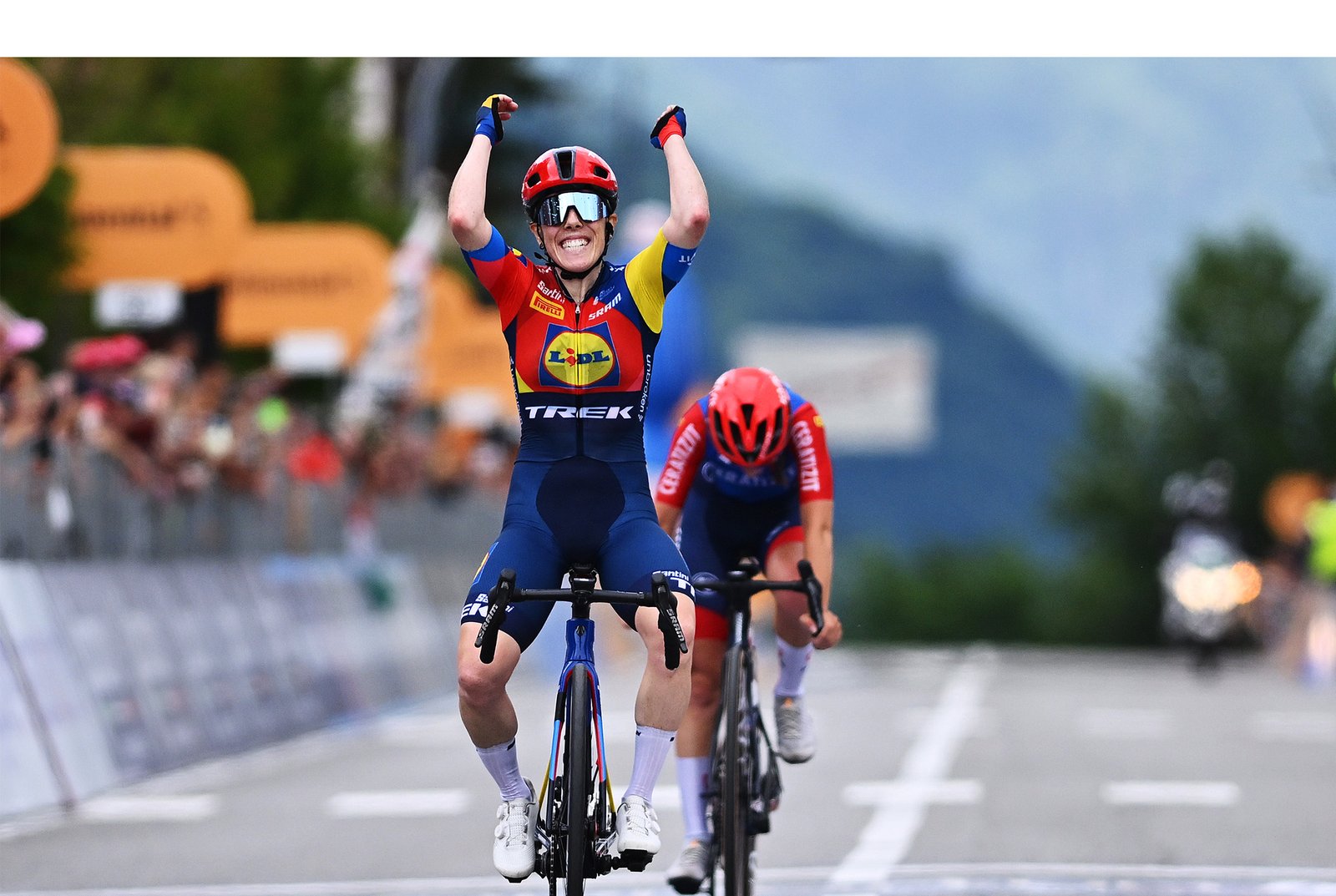 Anna Henderson wins stage 2 of the Giro d'Italia Women