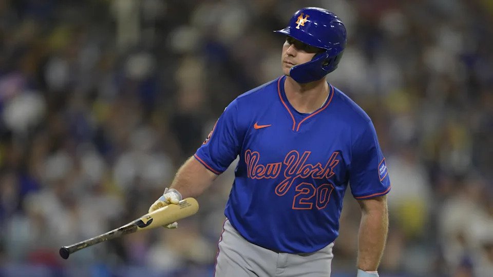 New York Mets first baseman Pete Alonso (20) flips his bat as he rounds the bases after hitting a home run