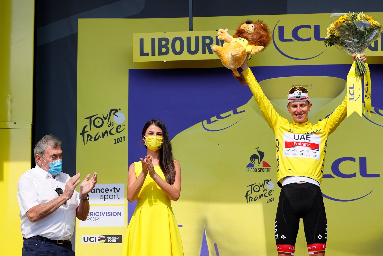 Eddy Merckx applauds Tadej Pogacar, as the Slovenian receives the yellow jersey at the end of stage 19 of the Tour de France 2021