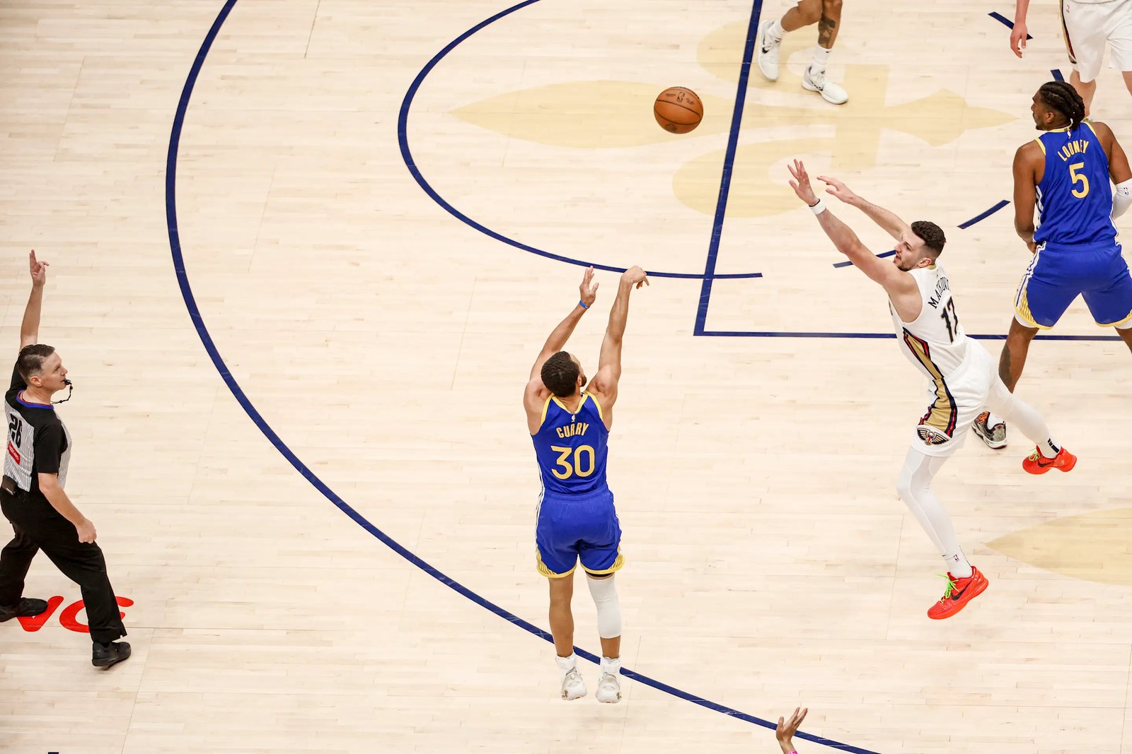 NEW ORLEANS, LOUISIANA - MARCH 28: Stephen Curry #30 of the Golden State Warriors shoots over Karlo Matkovic #17 of the New Orleans Pelicans during the second half of a game at the Smoothie King Center on March 28, 2025 in New Orleans, Louisiana. NOTE TO USER: User expressly acknowledges and agrees that, by downloading and or using this photograph, User is consenting to the terms and conditions of the Getty Images License Agreement. (Photo by Derick E. Hingle/Getty Images)