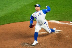 Braves bring back José Suarez