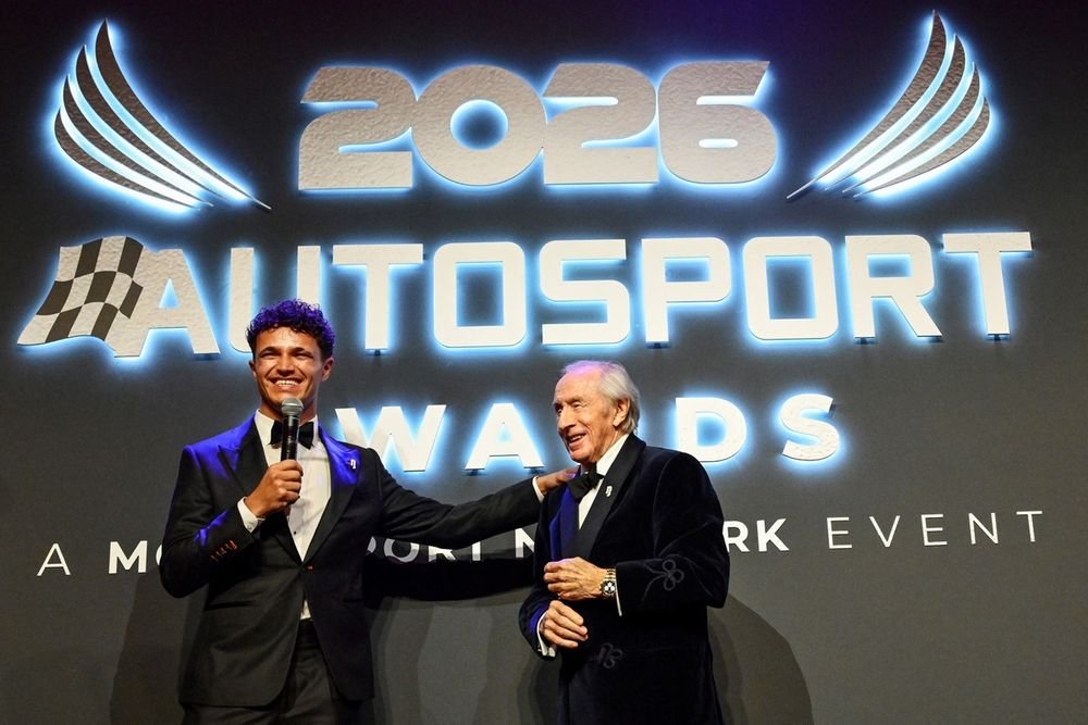 Stewart hands Norris his Autosport Champion award, 10 years on from his Young Driver success