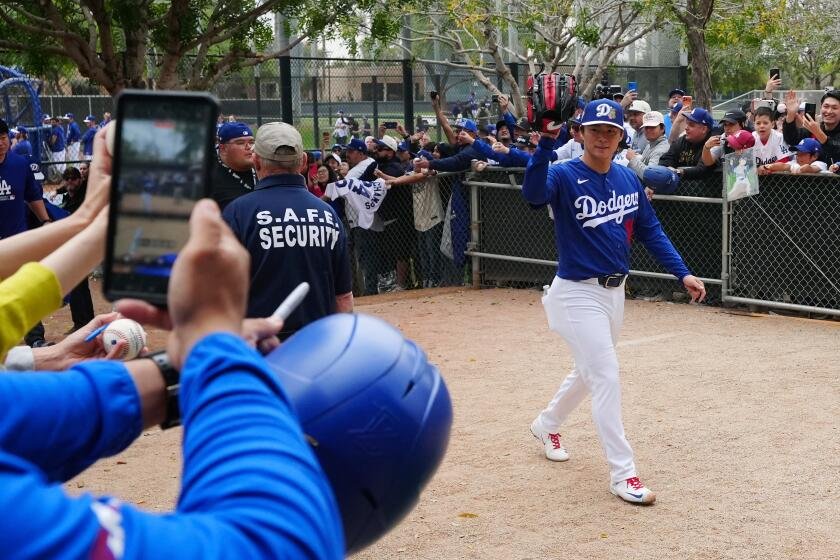 Plaschke: Yoshinobu Yamamoto must remain the calm in the Dodgers’ storm