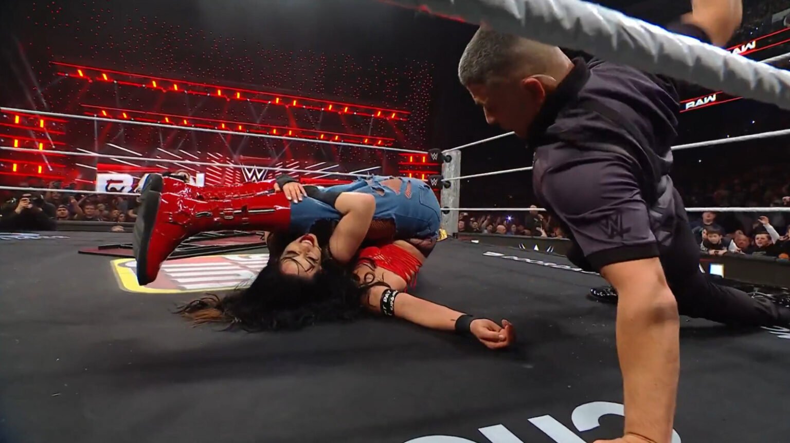 Stephanie Vaquer Survives Philly Street Fight, Retains Women’s World Title On WWE Raw