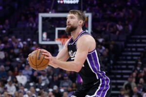 Kings’ Domantas Sabonis reportedly undergoes season-ending surgery to repair torn meniscus in left knee