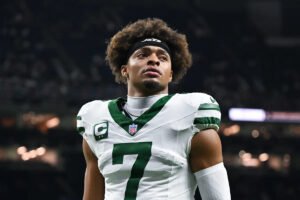 Jets agree to trade quarterback Justin Fields to Chiefs to serve as Mahomes’ backup, AP source says