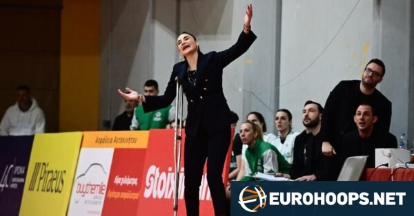 Ολυμπιακός – Παναθηναϊκός: Η Ερντέμ πέταξε την πατερίτσα της και δέχτηκε τεχνική ποινή!