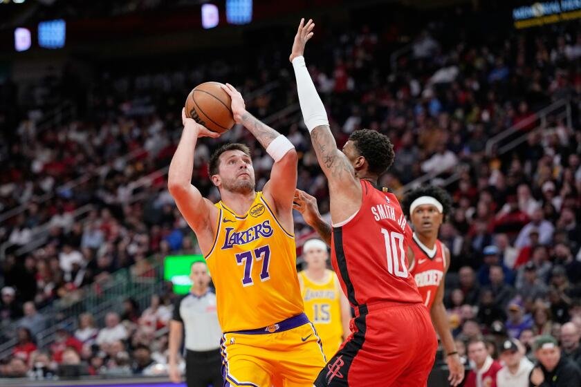 Lakers surge late and defeat Rockets for their sixth consecutive win