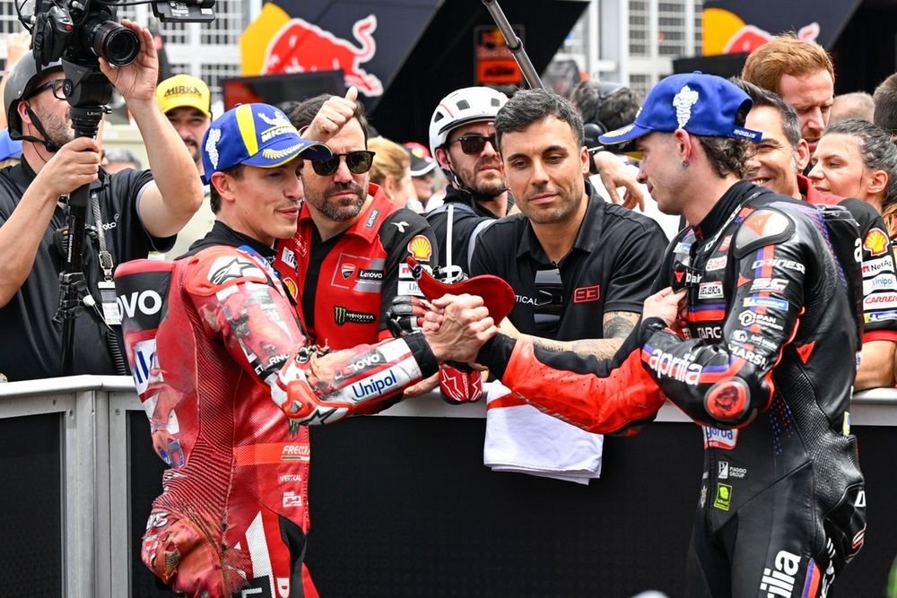 Marc Marquez, Ducati Team, Marco Bezzecchi, Aprilia Racing