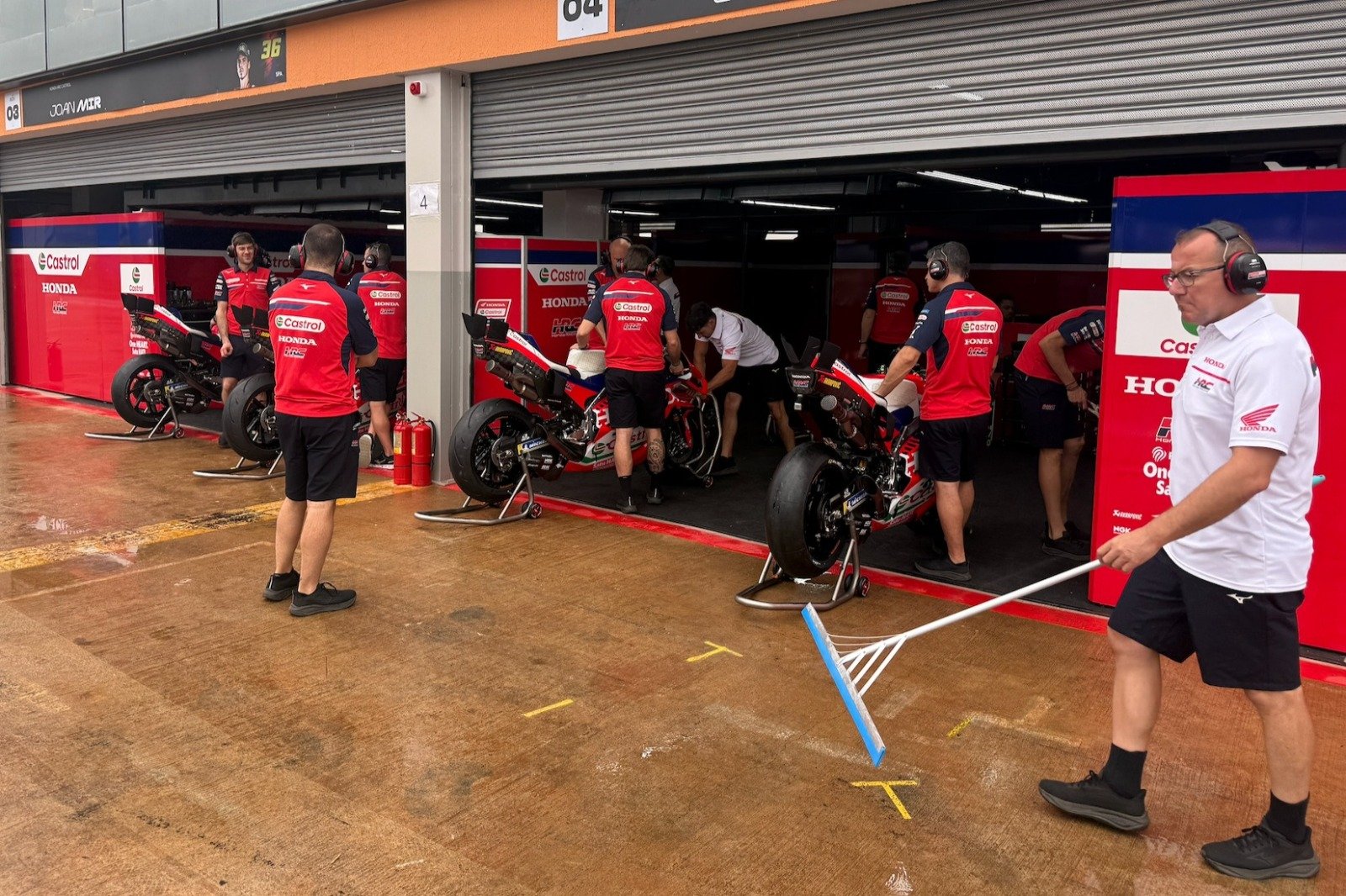 El box de Honda preparando las motos este viernes en Goiania