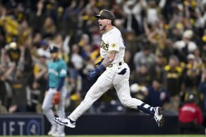 Mariners snatch defeat from jaws of victory, lose walkoff to Padres 7-6