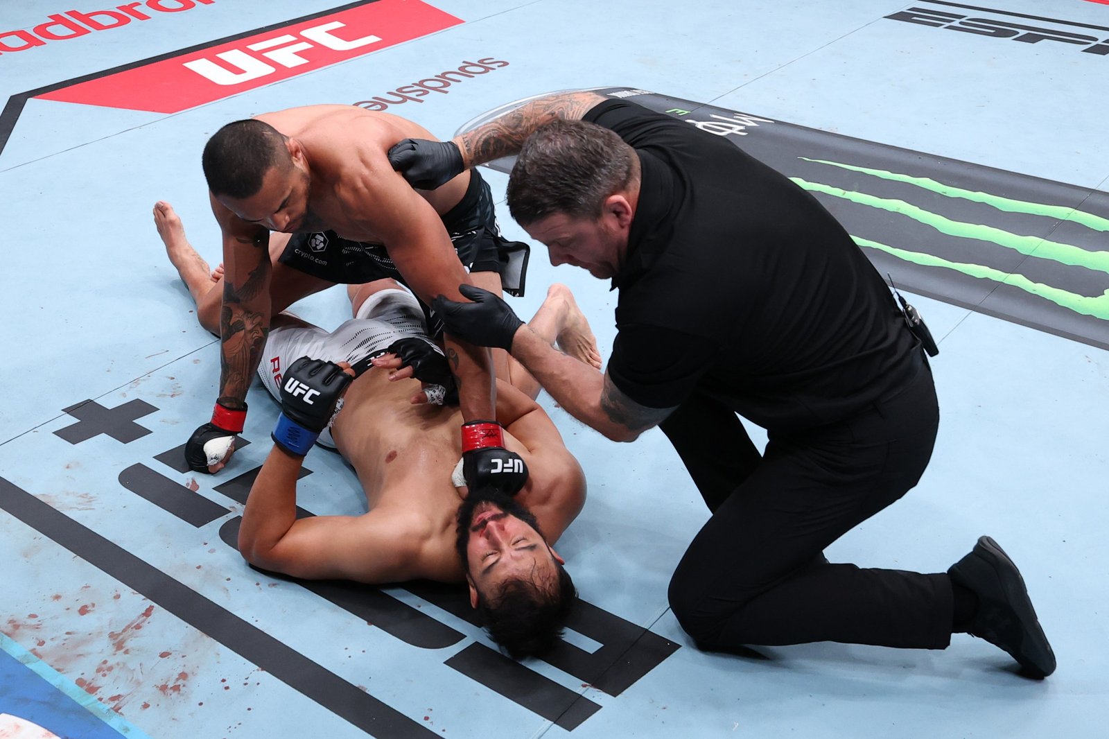 PERTH, AUSTRALIA - SEPTEMBER 28: Carlos Ulberg of New Zealand punches Dominick Reyes in a light heavyweight fight during the UFC Fight Night event at RAC Arena on September 28, 2025 in Perth, Australia. (Photo by Ed Mulholland/Zuffa LLC)