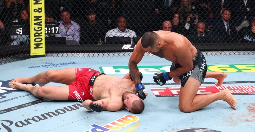 Carlos Ulberg blows out his knee, still delivers brutal knockout to beat Jiri Prochazka and win title in UFC 327 main event