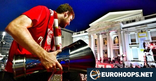 Το τραπεζάκι του Βεζένκοφ: Ίσα που χώρεσαν το τρόπαιο της Ευρωλίγκας κι όλα τα βραβεία (photo)