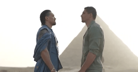 Video: Oleksandr Usyk and Rico Verhoeven face off in front of Pyramids at Giza