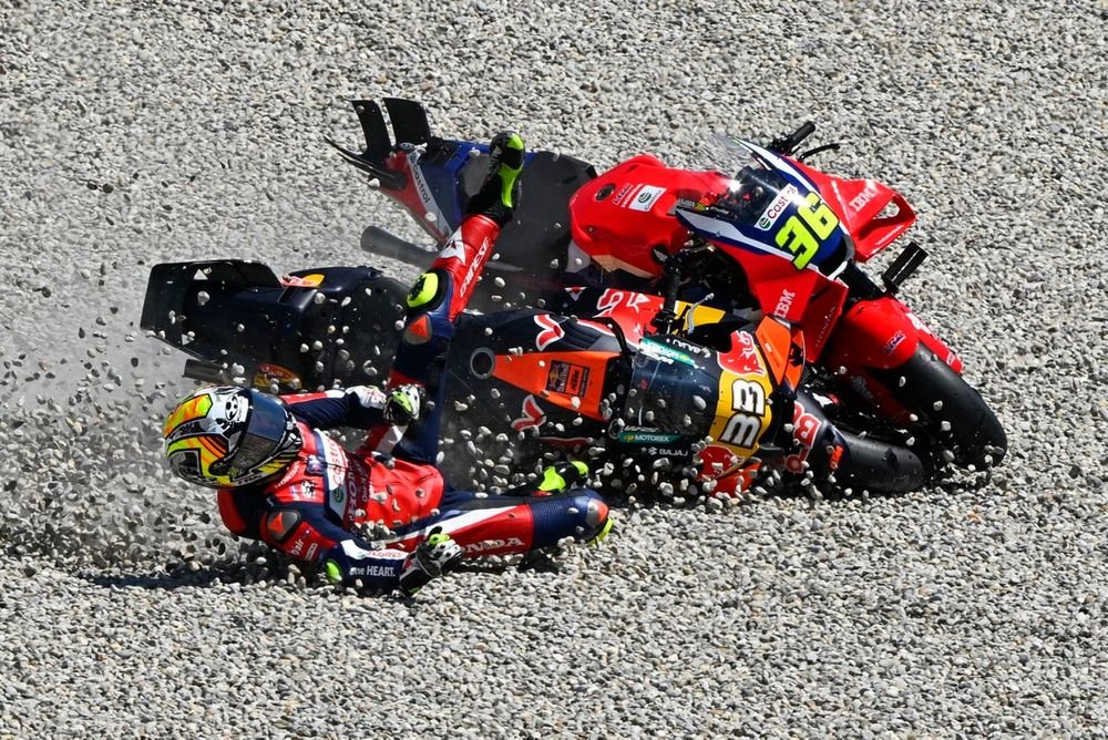 Brad Binder, Red Bull KTM Factory Racing, Joan Mir, Honda HRC crash