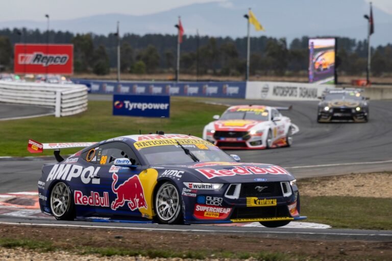 Feeney halts winless run with dominant display