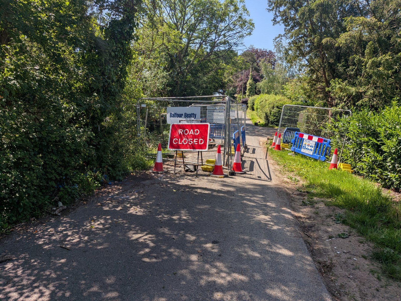 road closure sign with thin strip on right