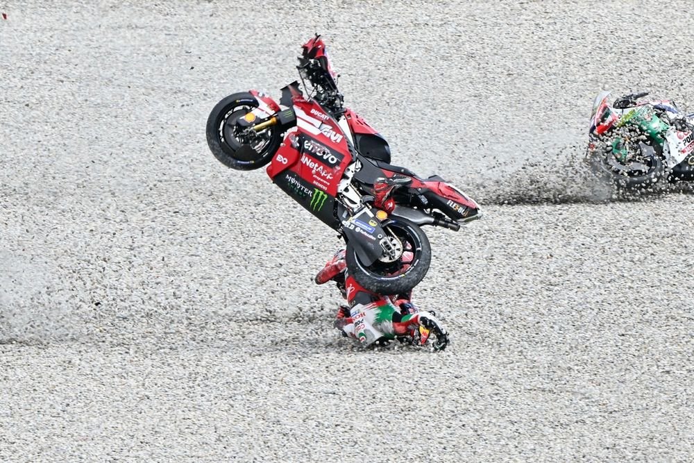 La jambe de Johann Zarco était entre la roue et l'échappement de la Ducati de Pecco Bagnaia durant sa chute.