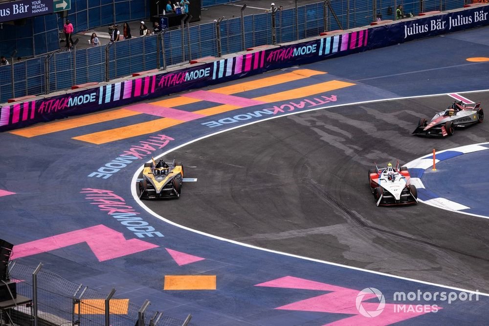 Norman Nato, Andretti Global, Porsche 99X Electric Gen3, Edoardo Mortara, Mahindra Racing, Mahindra M9Electro, as Sam Bird, NEOM McLaren Formula E Team, e-4ORCE 04, enters the Attack Zone