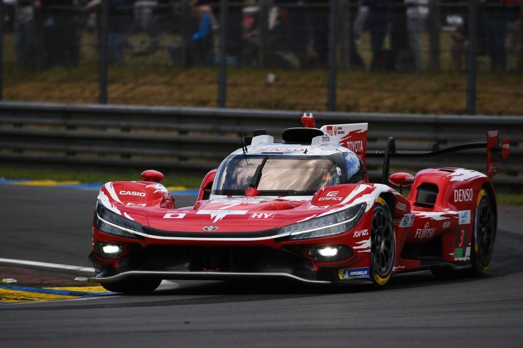 Toyota spins, goes fastest in FP2