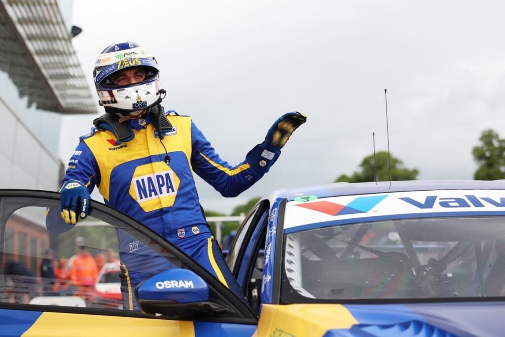 Cammish beats Cook to victory in opener