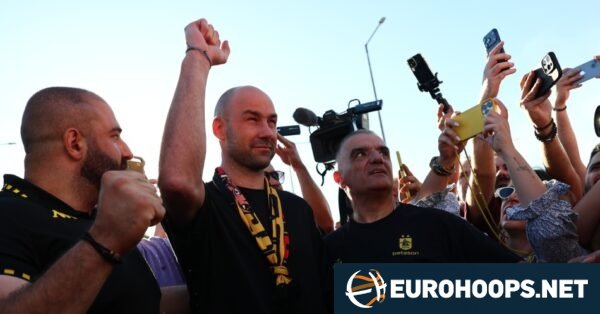 ΤΡΕΛΑ για Σπανούλη: Αποθεωτική υποδοχή από χιλιάδες φίλους του Άρη