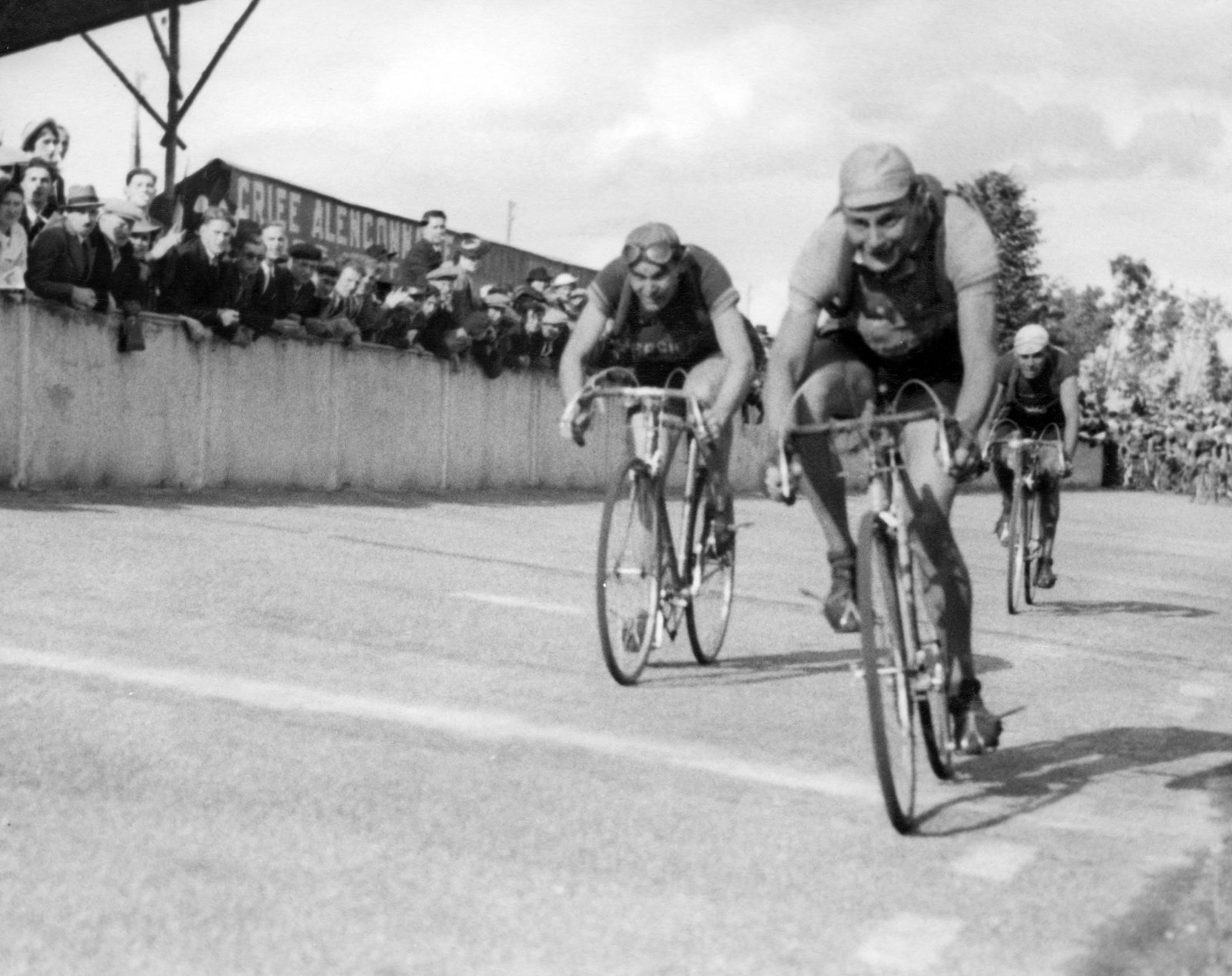 Lucien Buysse sprinting for the finish line