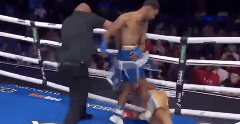 Video: Fighter gets kicked out of the ring by opponent, returns and scores vicious knockout