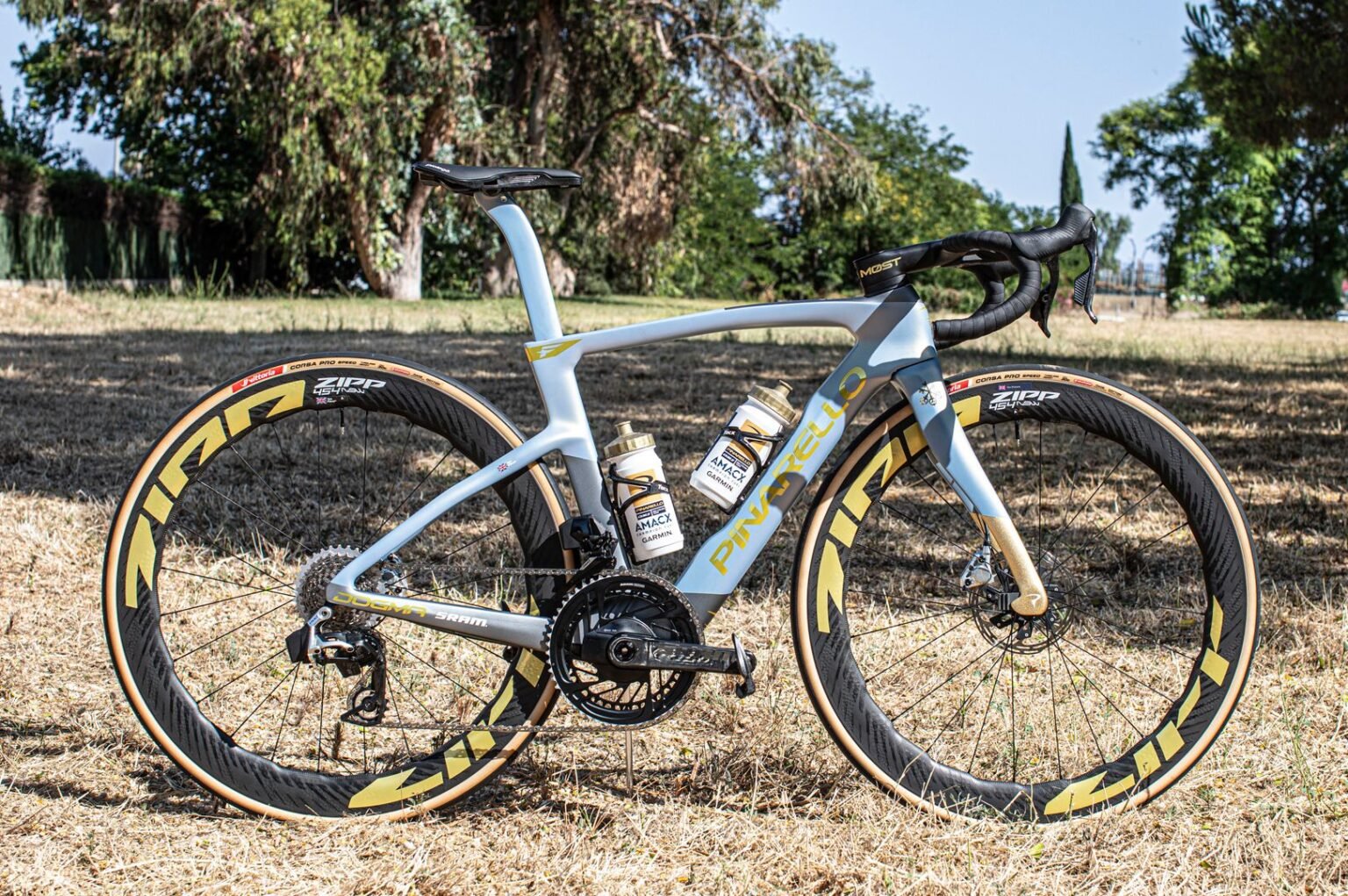 A new livery and golden decals: Tom Pidcock’s Pinarello Dogma F is ready to slay the French Alps