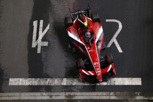 De Vries wins chaotic race as Dennis takes championship lead