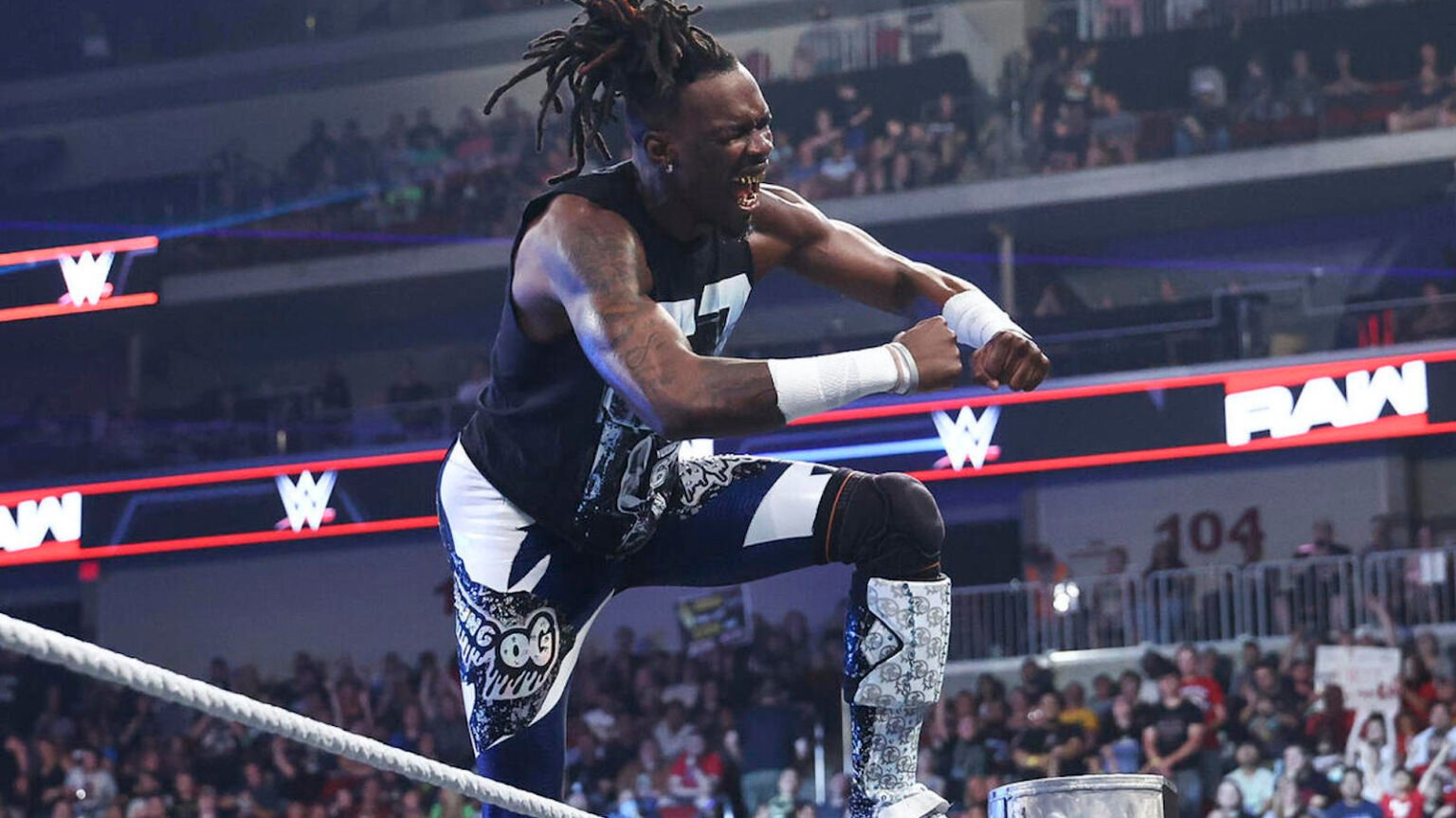 WWE’s Je’Von Evans Explains How He Became Friends With Becky Lynch
