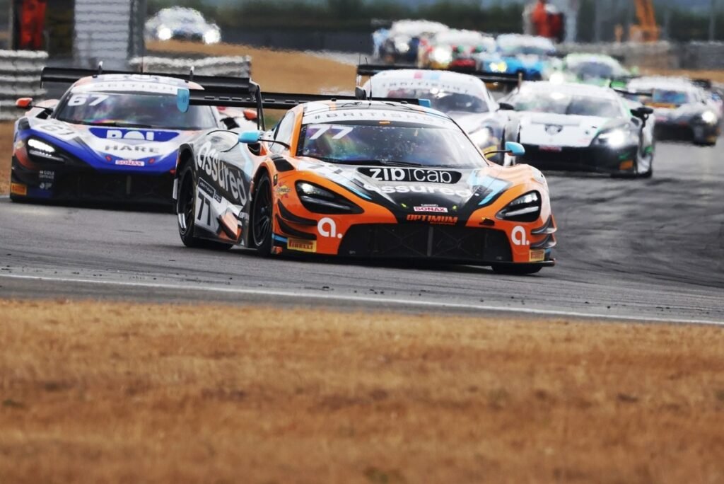 Optimum weekend for McLaren British GT squad at Snetterton