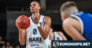 Kaodirichi Akobundu-Ehiogu firma con el Zalgiris Kaunas