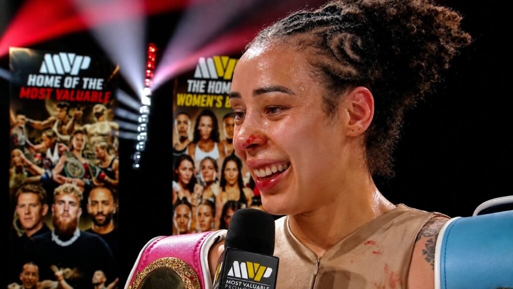 Tamm Thibeault Dominates Robinson, Captures Three Middleweight Belts