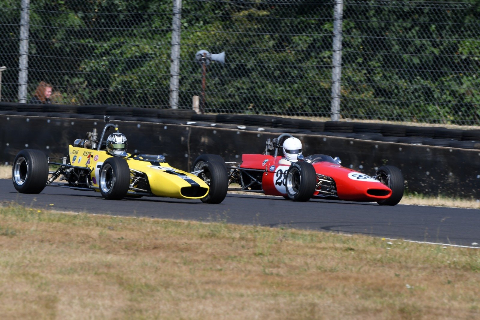 De la Roche (l) tussles with Jason Timms en route to pair of Historic F3 triumphs