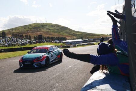 BTCC Knockhill: Chilton sweeps race three