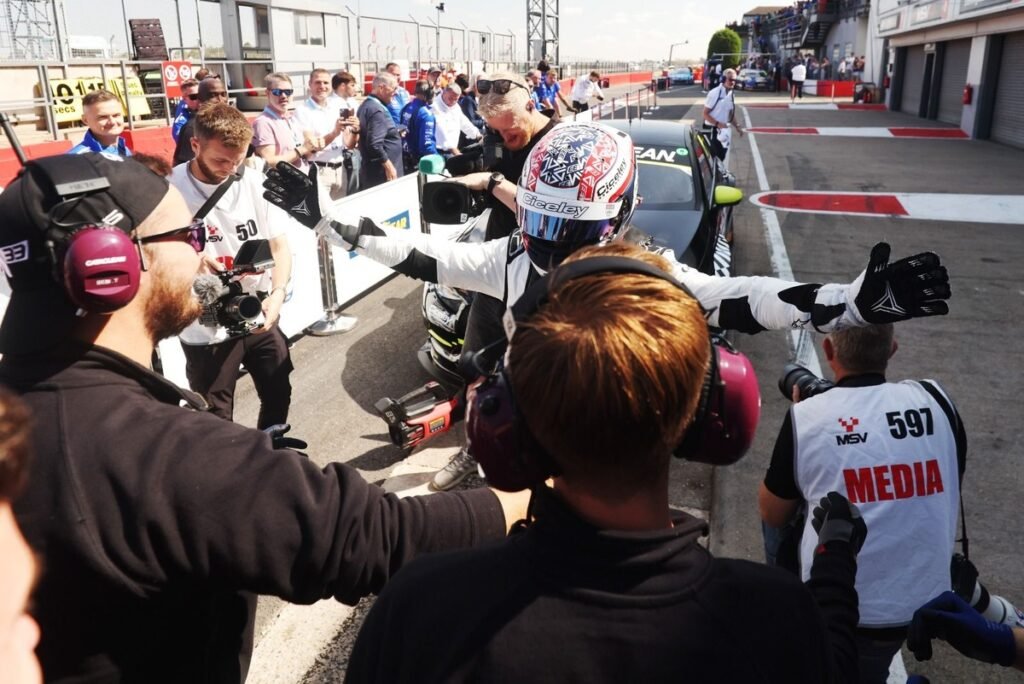 Morgan doubles up with dominant victory
