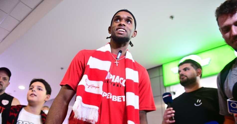 Jean-Montero-Olympiacos-arrival(3)