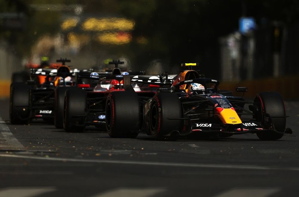Charles Leclerc, Ferrari, Max Verstappen, Red Bull Racing, Isack Hadjar, Red Bull Racing