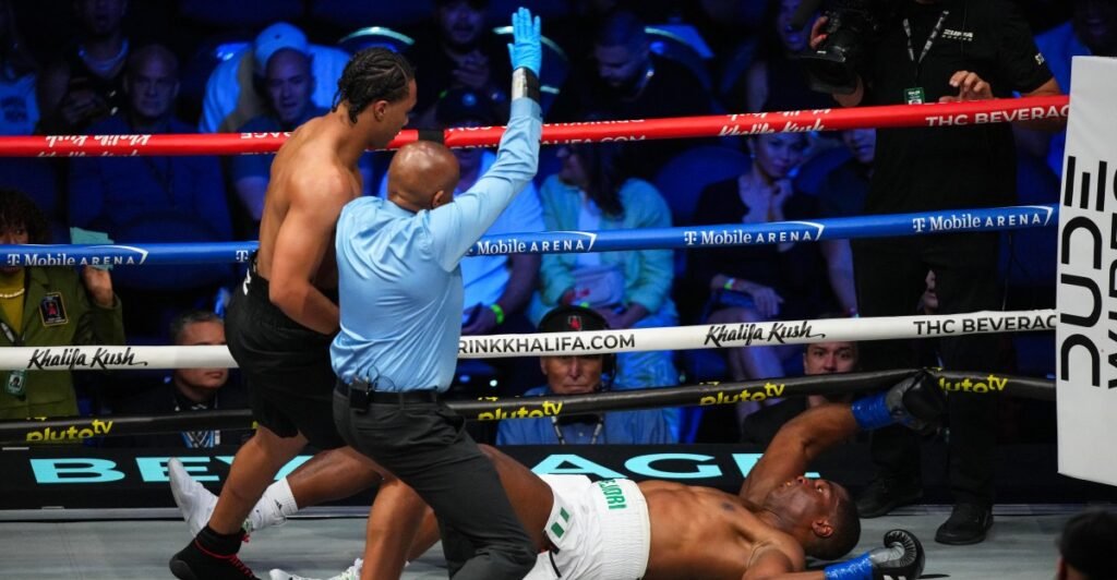 Garcia vs. Benn video: Da’Mazion Vanhouter shakes off injury scare to flatten Raphael Akpejiori with 1st-round knockout