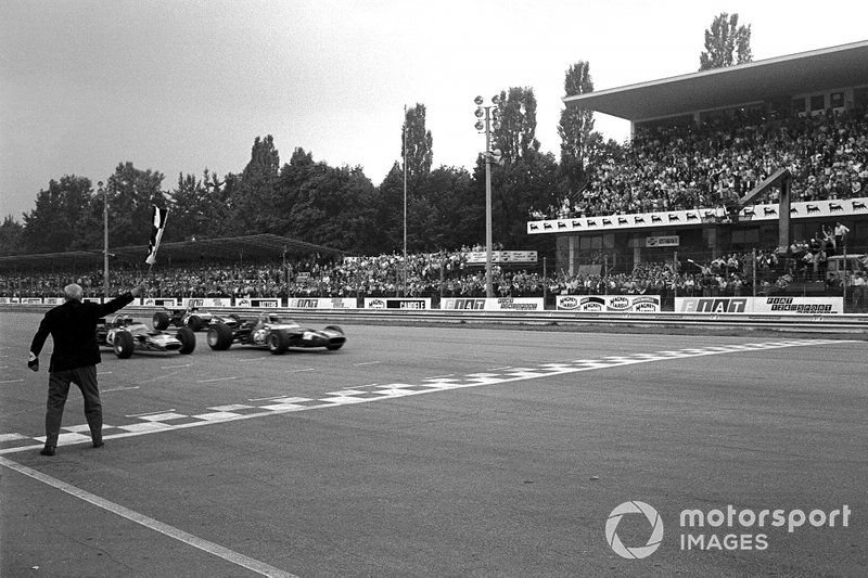 Jackie Stewart, Matra MS80 takes the flag to win just ahead of Jochen Rindt, Lotus 49B, and Jean-Pierre Beltoise, Matra MS80