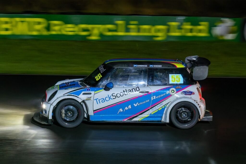 Local pair prevail as Knockhill hosts its first-ever night races