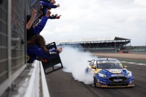 Record-breaker Sutton wins fifth title in style